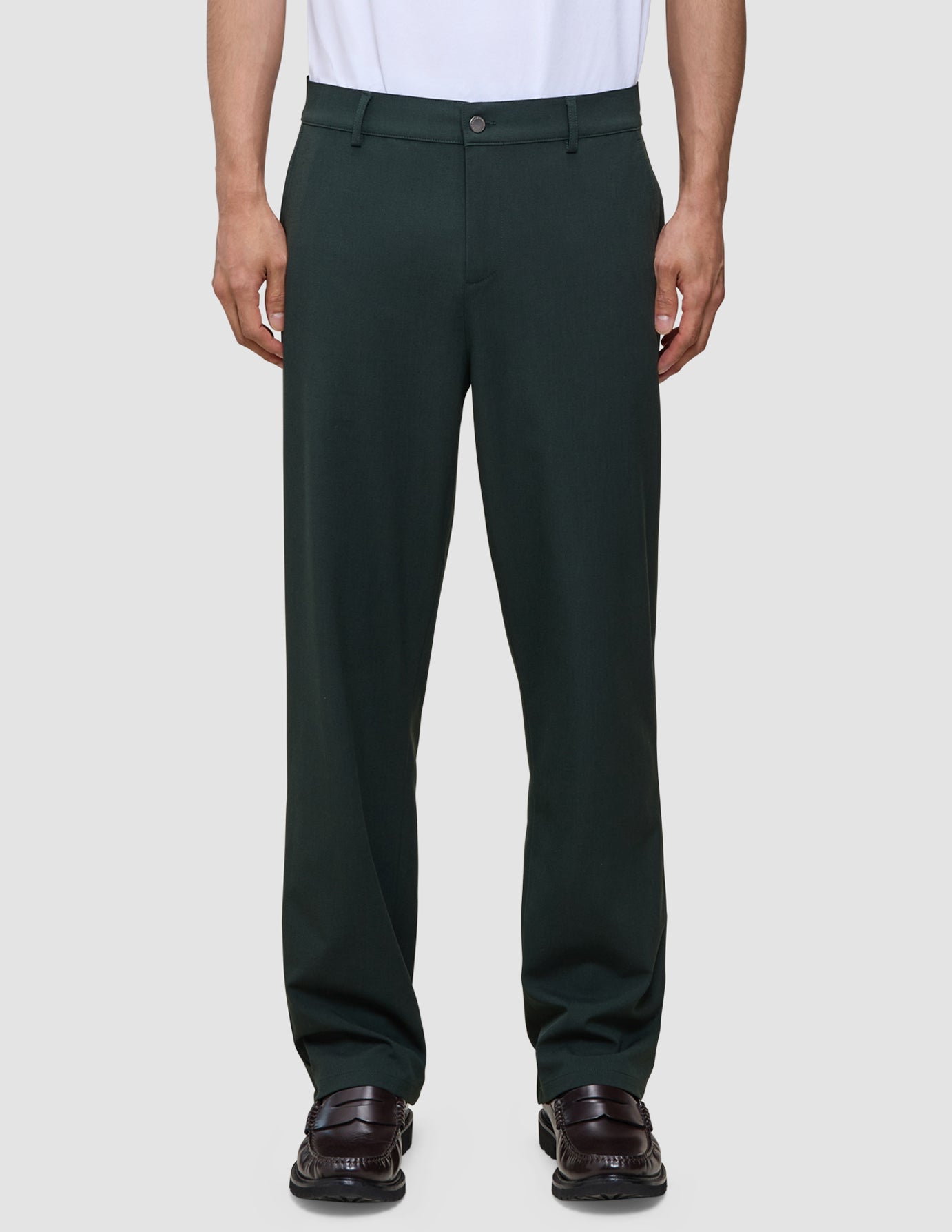 Ease Pants Relaxed Fit Northern Pine-byxor i ett 360°-stretchtyg, kombinerade med mörkbruna loafers.